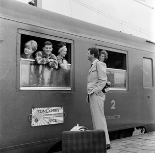849608 Afbeelding van reizigers in de autoslaaptrein Zonexpres naar Nice voor vertrek vanaf het N.S.-station Amsterdam ...